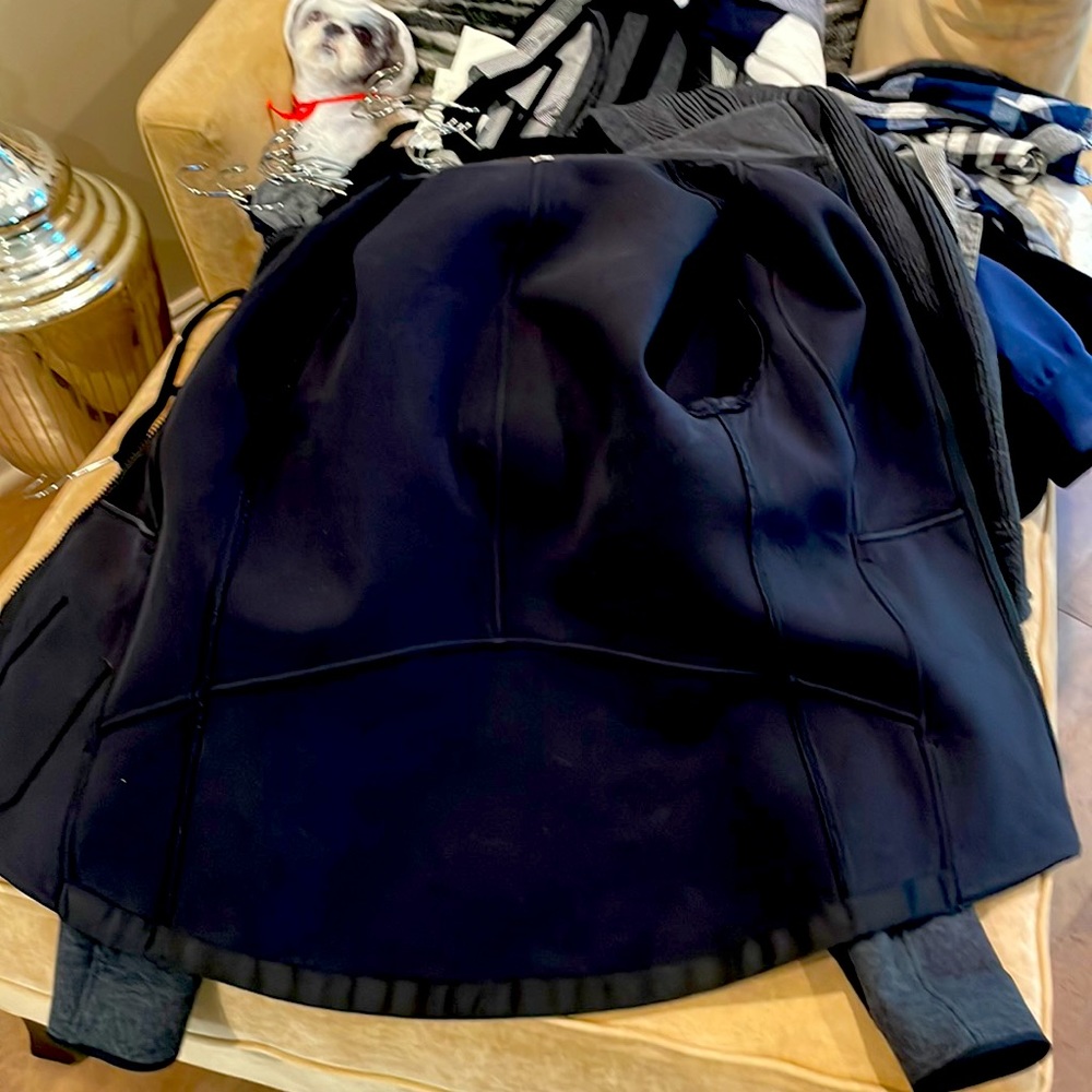 Lululemon gray zip up jacket. 2 outside hip pockets 2 deep inside pockets - Picture 5 of 5